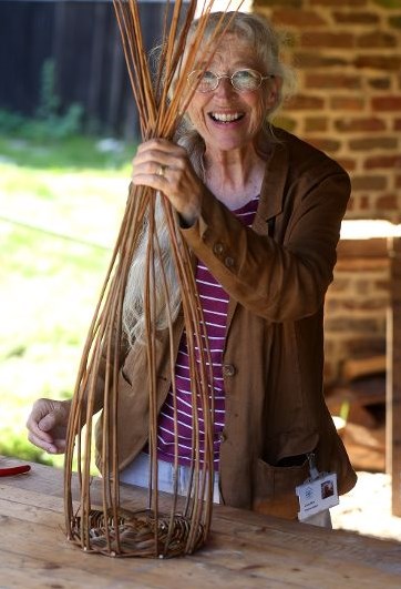 Upload one image of you at work in your studio: Linda-demonstrating-2023 Linda Mills